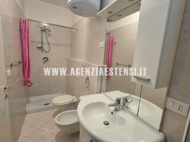 bagno con ampia e comoda doccia