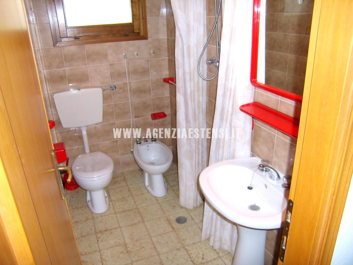 bagno finestrato al piano terra