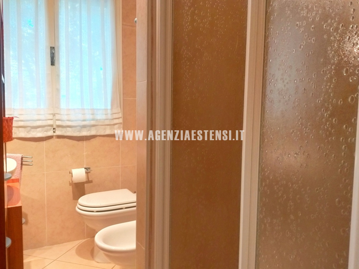 bagno finestrato con box-doccia
