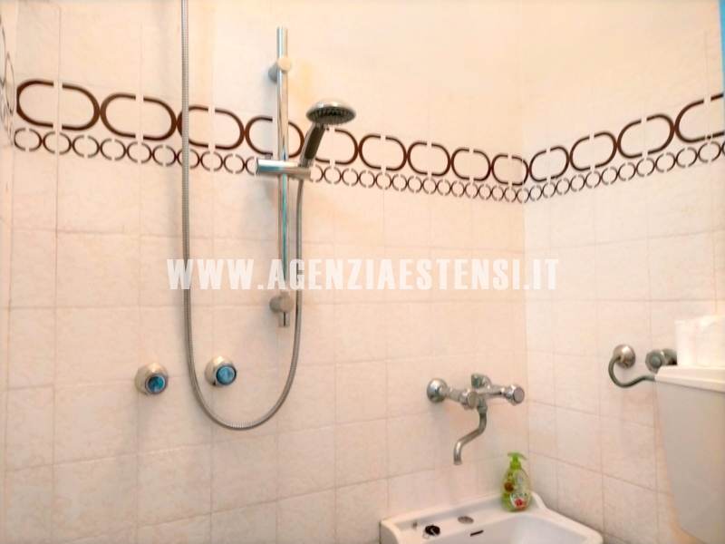 secondo bagno di servizio al piano terra