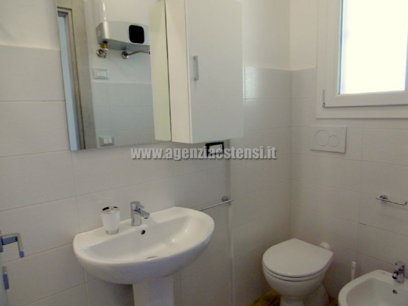 bagno finestrato con box doccia