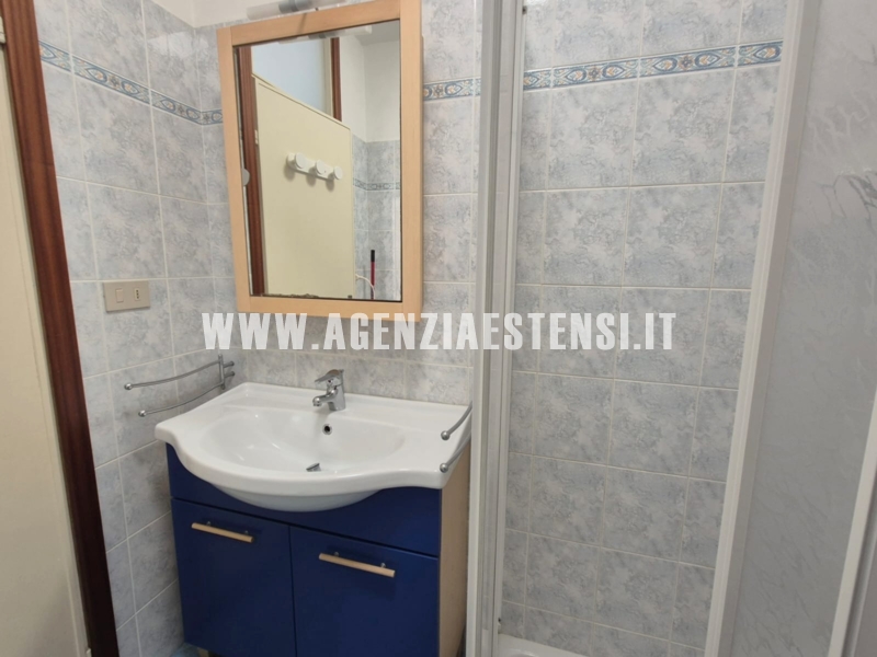bagno con box doccia