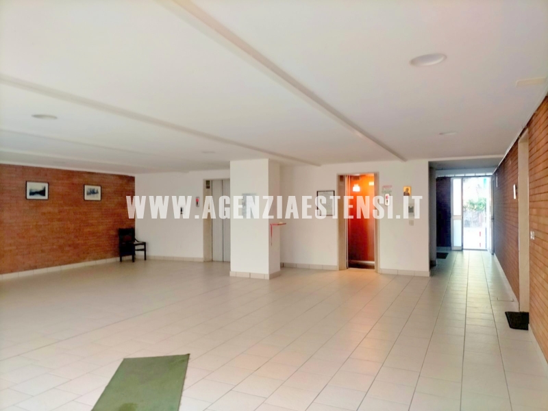 androne condominiale con doppio ascensore