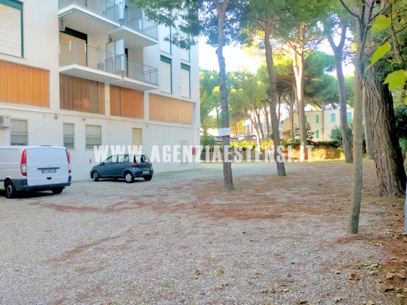 ampio parcheggio condominiale