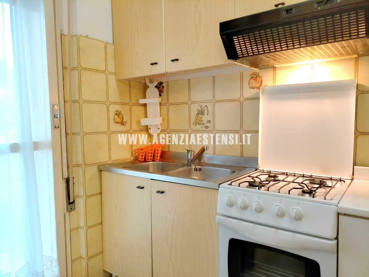 cucina con accesso al balcone