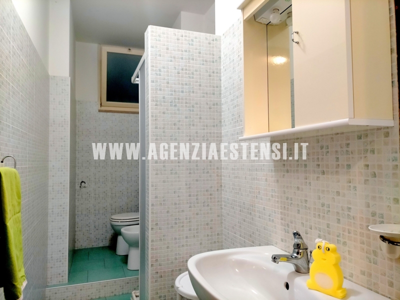 bagno con box doccia