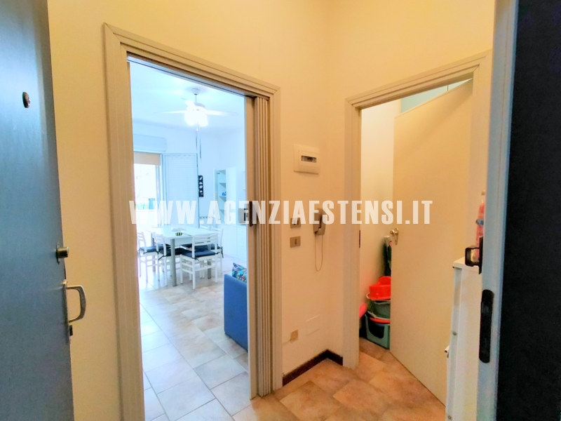 ingresso con ripostiglio