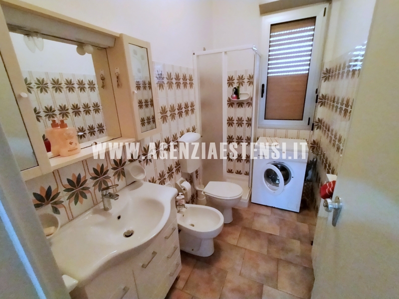 bagno finestrato con box-doccia