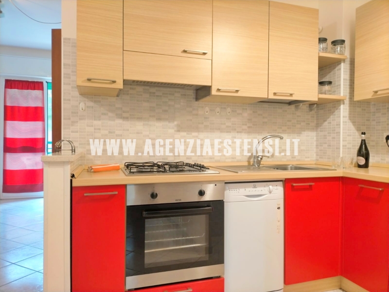 cucina dotata di tutti gli accessori