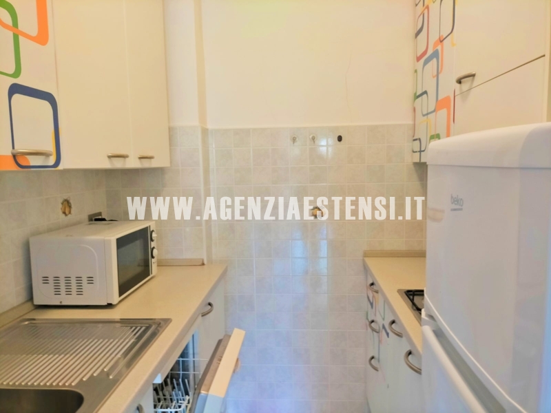 cucina con lavastoviglie