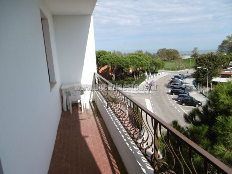 ampio balcone con vista mare