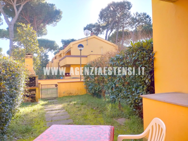 giardino con barbecue