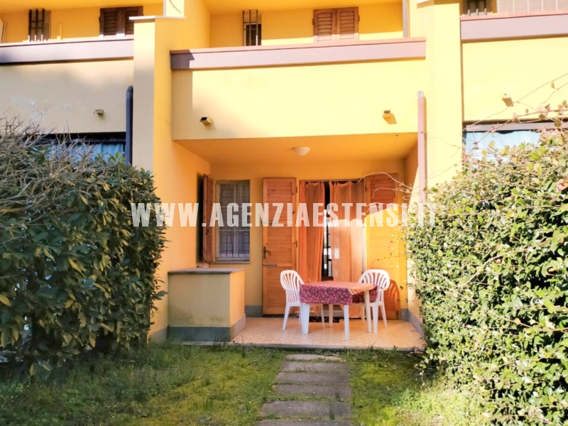 veranda con giardino posteriore