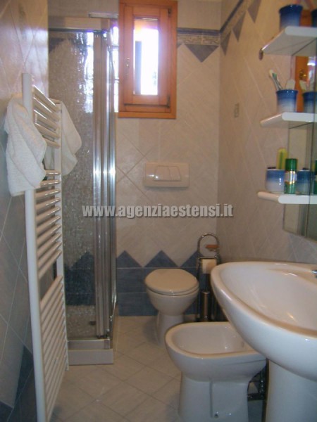 bagno finestrato con box doccia