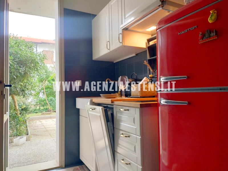 cucina con accesso giardino posteriore