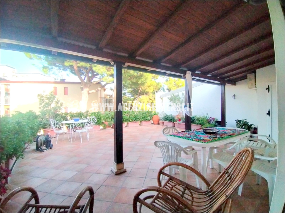 ampia terrazza con veranda