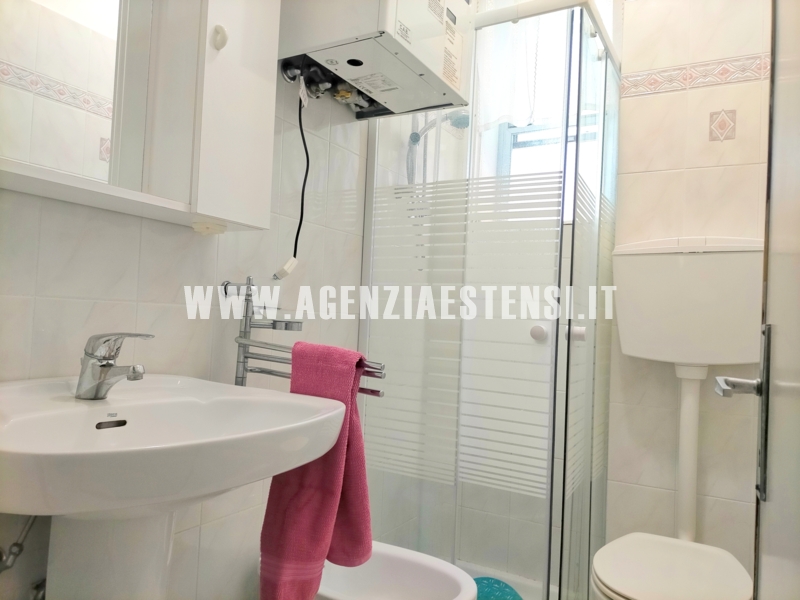 bagno finestrato con box doccia