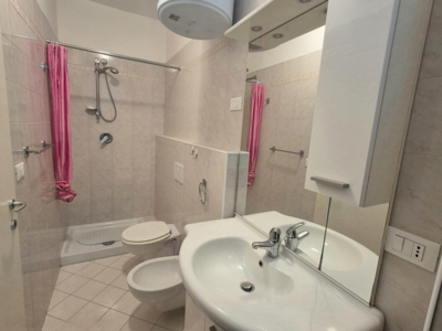 bagno con ampia e comoda doccia