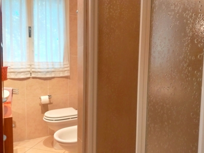 bagno finestrato con box-doccia