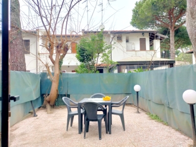 giardino posteriore attrezzato