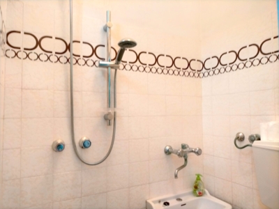 secondo bagno di servizio al piano terra