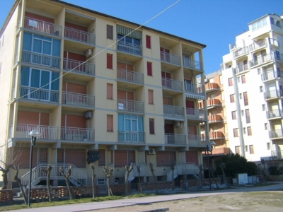 condominio delfini in prima linea sul mare