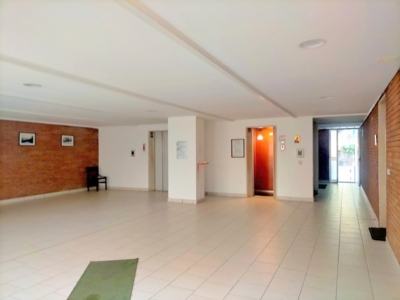 androne condominiale con doppio ascensore