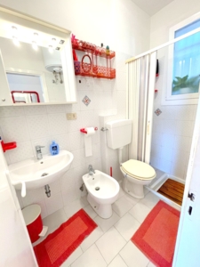bagno finestrato con box doccia