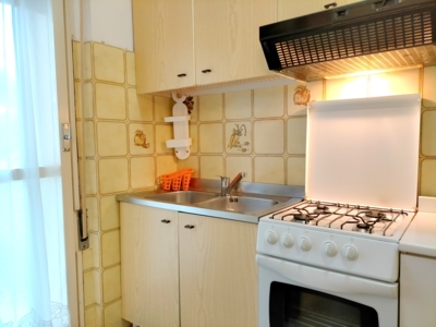 cucina con accesso al balcone