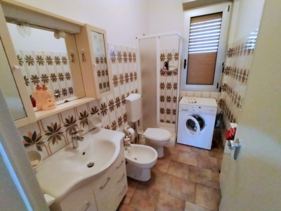 bagno finestrato con box-doccia