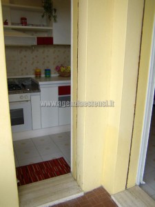 cucina con accesso al terrazzo