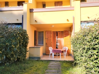 veranda con giardino posteriore