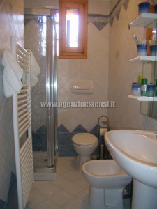 bagno finestrato con box doccia