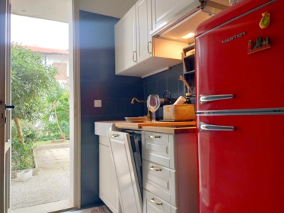 cucina con accesso giardino posteriore